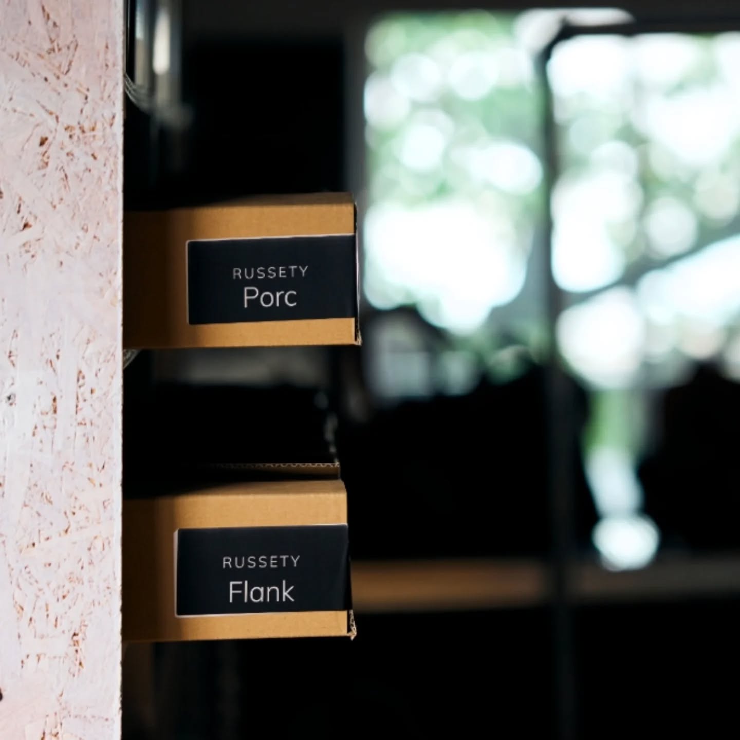 2025年11月13日より、新素材のonline販売を開始致します
#leather
#ラセッテー 
#やさしい革 
#やさしい革の博物館