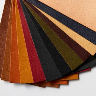 RUSSETY Natural – 全12色 

自然そのものの素肌感。使うほどに深まる、唯一無二の表情。

【商品概要】
RUSSETYブランドのこだわりと技術で仕立てた高品質な国産豚革。ミモザアカシア由来の植物タンニンなめし製法を採用し、環境にも肌にもやさしい仕上がりです。

【特徴】
・触感：自然な風合いと素肌感
・厚み：1.1mm
・仕上げ：素上げ
・経年変化：ほぼ素肌のままのため、光や熱、空気や湿度によって色が焼けたり褪めたりします。

【おすすめ用途】
財布、ペンケース、小物入れ、ポーチ、眼鏡ケース、トートバッグ、クッション、スリッパ、サコッシュなど。他にも製品洗い商品など多岐にわたるご使用を頂いています。

【メンテナンス方法】
・柔らかい布で乾拭き
・植物由来の無色保革クリーム推奨
・水濡れ後は陰干しで自然乾燥

【ご注意】
・天然素材のため、小傷や色ムラがある場合があります
・画面表示と実物の色味は異なる場合があります

【特記事項】
・植物タンニンなめしが醸し出す自然な風合いを生かした素肌感触の素上げ革です。軽微な色止め効果のあるカゼイン成分の皮膜を施しました。＊除く001、005
・葉が色づき（英：russet)、そして落葉し、土に還り、養分となって再び葉を生い茂らせる。皮革製造においても循環型社会に貢献するために作られた人と自然と環境にやさしい革です。
・合成タンニンやクロムなめしをした後に、表面だけ植物タンニンで再鞣しをするコンビネーション製法ではない、100％植物タンニンによる鞣し製法です。金属系の成分を含まない染料、そして天然油のみで味付けをするのがラセッテーなめしです。
・クロム不使用（ラセッテー製法の植物タンニンなめし）、動物福祉配慮の国産豚原皮使用

＃ラセッテー　＃豚革　＃やさしい革