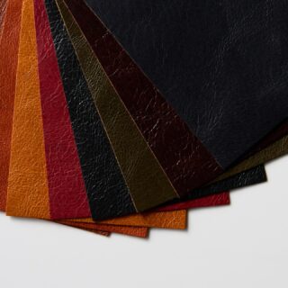 RUSSETY Cerdo – 全8色
重厚感とWAXが生む深い陰影。
【商品概要】
深みのある光沢と、WAXの感触が、少しイタリアン・レザーを彷彿とさせる異国情緒のある素材感を醸し出しています。重厚な雰囲気は高級レザーを好むブランドに愛されています。
【特徴】
・触感:硬めで密度のある感触
・厚み:1.1mm
・仕上げ:WAX仕上げ
・経年変化:使い込むほどに表面の硬さは薄れ始め、使い手に馴染むようになります。摩擦のある個所は磨きツヤが発生します。
【おすすめ用途】
犬のリード、バッグ、ブーツ、キーケース、イス張地など
【メンテナンス方法】
・柔らかい布で乾拭き
・植物由来の無色保革クリーム推奨
・水濡れ後は陰干しで自然乾燥
【ご注意】
・天然素材のため、小傷や色ムラがある場合があります
・画面表示と実物の色味は異なる場合があります
【特記事項】
・水溶性WAX+蝋(ロウ)をほぼ原液のまま浸み込ませ、プレスで表面を焦がし、ハードな感触を残しつつ緩やかなミーリング(揉み)加工で仕立てました。
・WAXの浸透によるプルアップ効果で、下地色とWAXにより増色された部位の濃淡をお楽しみいただけます。
・天然成分のカゼイン蛋白質、蝋(ロウ)を惜しみなく含有させることで、どんな表情を見せるのだろう?ハードな使用にも耐え、表面に傷がついてもデザインの一部になるような革らしい革づくりを目指しました。
・牛革で同様の仕立てをする輸入側もありますが、豚革でこの重厚感を出すことが出来たことは新たな発見としか言いようがありません。
・クロム不使用(ラセッテー製法の植物タンニンなめし)、動物福祉配慮の国産豚原皮使用
#豚革 #ラセッテー #やさしい革