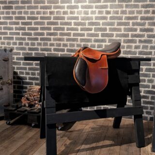 RUSSETY PORCO
今春、元来、乗馬用サドルには豚革を使用されていたと学びました。西暦1400年代に生産された記録が英国博物館にも現物で展示されているそうです。制作にご尽力いただいた馬具職人様からも、特別なお客様から牛革に豚の型押しをして乗馬鞍を作るご依頼はあっても、本物の豚革は初めてとお話を頂きました。今回、海外メゾン（仏）に供給している別注革のうちの2色を使用してお披露目です。やさしい革の博物館＆ショップにて展示・販売（応相談）を開始します。
＃ラセッテー　＃RUSSETY　＃やさしい革　＃豚革