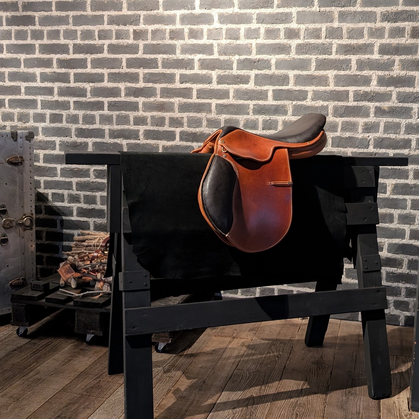 RUSSETY PORCO
今春、元来、乗馬用サドルには豚革を使用されていたと学びました。西暦1400年代に生産された記録が英国博物館にも現物で展示されているそうです。制作にご尽力いただいた馬具職人様からも、特別なお客様から牛革に豚の型押しをして乗馬鞍を作るご依頼はあっても、本物の豚革は初めてとお話を頂きました。今回、海外メゾン（仏）に供給している別注革のうちの2色を使用してお披露目です。やさしい革の博物館＆ショップにて展示・販売（応相談）を開始します。
＃ラセッテー　＃RUSSETY　＃やさしい革　＃豚革
