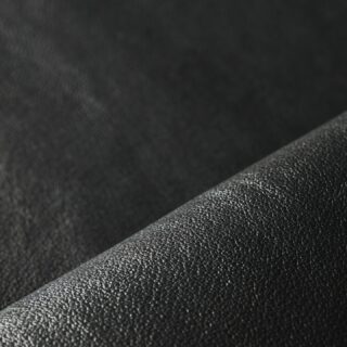 RUSSETY Extra – 全9色
上品な光沢と柔らかさ。日常を格上げするレザー。
【商品概要】
都会的で上品な光沢は、ビジネスシーンで活躍するアイテムに多く使用されています。ゆるやかなでソフトな肌目ですが、いざ製品化されるとキリッと引き締まった表情に。
【特徴】
・触感:柔らかな風合いとカゼイン仕上げによる表面のツヤ
・厚み:1.1mm
・仕上げ:ソフトシュリンク
・経年変化:ゆるやかなシュリンクによる揉みシボは、使用中の摩擦によっていつしか平滑になり、地ツヤがます楽しみに変わります。
【おすすめ用途】
財布、ノートカバー、眼鏡ケース、トートバッグ、リュック、スリッパなど
【メンテナンス方法】
・柔らかい布で乾拭き
・植物由来の無色保革クリーム推奨
・水濡れ後は陰干しで自然乾燥
【ご注意】
・天然素材のため、小傷や色ムラがある場合があります
・画面表示と実物の色味は異なる場合があります
・水濡れ後は、その個所のツヤが無くなります
【特記事項】
・カゼイン皮膜で表面を覆い、アイロン・プレスでツヤを出した、ソフトな風合いが特徴のフルサイズ・レザーです。
・Naturalの色を踏襲しながら、表面仕上げをすることで実用性を更に高めようと開発しました。カゼイン皮膜によって、Naturalよりも染色堅牢性を向上しています。
・クロム不使用(ラセッテー製法の植物タンニンなめし)、動物福祉配慮の国産豚原皮使用
#豚革
#ラセッテー
#やさしい革