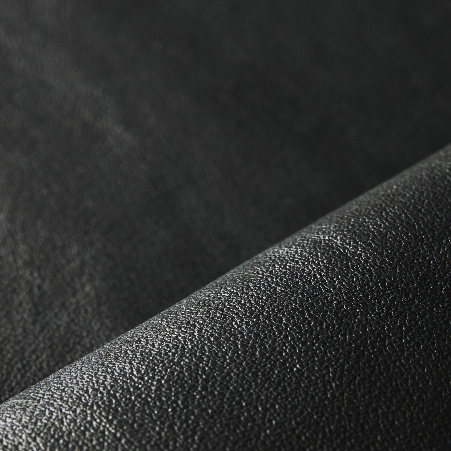 RUSSETY Extra – 全9色
上品な光沢と柔らかさ。日常を格上げするレザー。
【商品概要】
都会的で上品な光沢は、ビジネスシーンで活躍するアイテムに多く使用されています。ゆるやかなでソフトな肌目ですが、いざ製品化されるとキリッと引き締まった表情に。
【特徴】
・触感:柔らかな風合いとカゼイン仕上げによる表面のツヤ
・厚み:1.1mm
・仕上げ:ソフトシュリンク
・経年変化:ゆるやかなシュリンクによる揉みシボは、使用中の摩擦によっていつしか平滑になり、地ツヤがます楽しみに変わります。
【おすすめ用途】
財布、ノートカバー、眼鏡ケース、トートバッグ、リュック、スリッパなど
【メンテナンス方法】
・柔らかい布で乾拭き
・植物由来の無色保革クリーム推奨
・水濡れ後は陰干しで自然乾燥
【ご注意】
・天然素材のため、小傷や色ムラがある場合があります
・画面表示と実物の色味は異なる場合があります
・水濡れ後は、その個所のツヤが無くなります
【特記事項】
・カゼイン皮膜で表面を覆い、アイロン・プレスでツヤを出した、ソフトな風合いが特徴のフルサイズ・レザーです。
・Naturalの色を踏襲しながら、表面仕上げをすることで実用性を更に高めようと開発しました。カゼイン皮膜によって、Naturalよりも染色堅牢性を向上しています。
・クロム不使用(ラセッテー製法の植物タンニンなめし)、動物福祉配慮の国産豚原皮使用
#豚革
#ラセッテー
#やさしい革