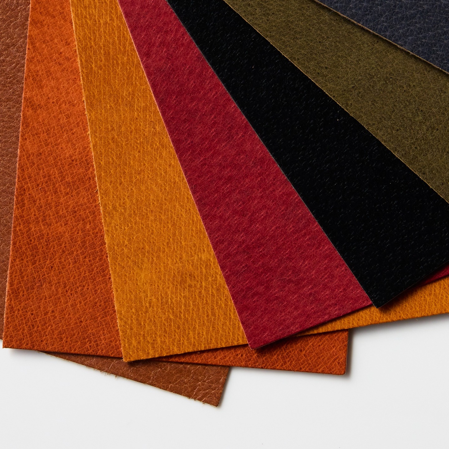 RUSSETY Porco – 全7色
馬具から受け継ぐ、力強さと優美さ。

【商品概要】
海外メゾンブランドにも採用されているラセッテーレザーの表現を踏襲し、伝統と品位、優美さという表現を惜しむことなく伝えることの出来る、当社の製造する豚革の最高位に位置する一品です。
【特徴】
・触感：弾力と耐久性
・厚み：1.1mm
・仕上げ：フルグレイン
・経年変化：摩擦を好み、経年変化によって徐々に深みが増して行きます。使い込むことで育つ革です。
【おすすめ用途】
馬具、バッグ・鞄、ベルト、デスクマットなど
【メンテナンス方法】
・柔らかい布で乾拭き
・植物由来の無色保革クリーム推奨
・水濡れ後は陰干しで自然乾燥
【ご注意】
・天然素材のため、小傷や色ムラがある場合があります
・画面表示と実物の色味は異なる場合があります
【キーカラー】P-055　「熟したキャラメルのような温かみのあるブラウン」
【特記事項】
・数百年前から乗馬用の鞍（くら）として使用されていた豚革を再現しました。　弾力性のある腰感と、カゼイン皮膜によるしっとり滑らかな表面感が織りなす、品位ある表情をお楽しみください。
・カゼイン皮膜と高温プレスで増色された、濃色系を中心とした深みのある伝統的な色調です。
・タンナーの技術と経験、感性と想像力を最大限に詰め込んだ豚革をつくりたい。辿り着いたのは、原点でした。考えられないようなシンプルな工程ですが、1工程1工程、全く妥協のできない、神経をすり減らすほどの繊細な製法でつくられています。
・型押し（エンボス）や、フィルム加工で表面上は似た革が作れます。実際に馬の鞍は牛革に豚のエンボスをして使用している例もあるとか。Porcoは、純然たる豚の肌を露呈し、本来価値を伝えることに専念する道を選びました。
・クロム不使用（ラセッテー製法の植物タンニンなめし）、動物福祉配慮の国産豚原皮使用
 
#豚革　＃ラセッテー　＃RUSSETY　＃やさしい革